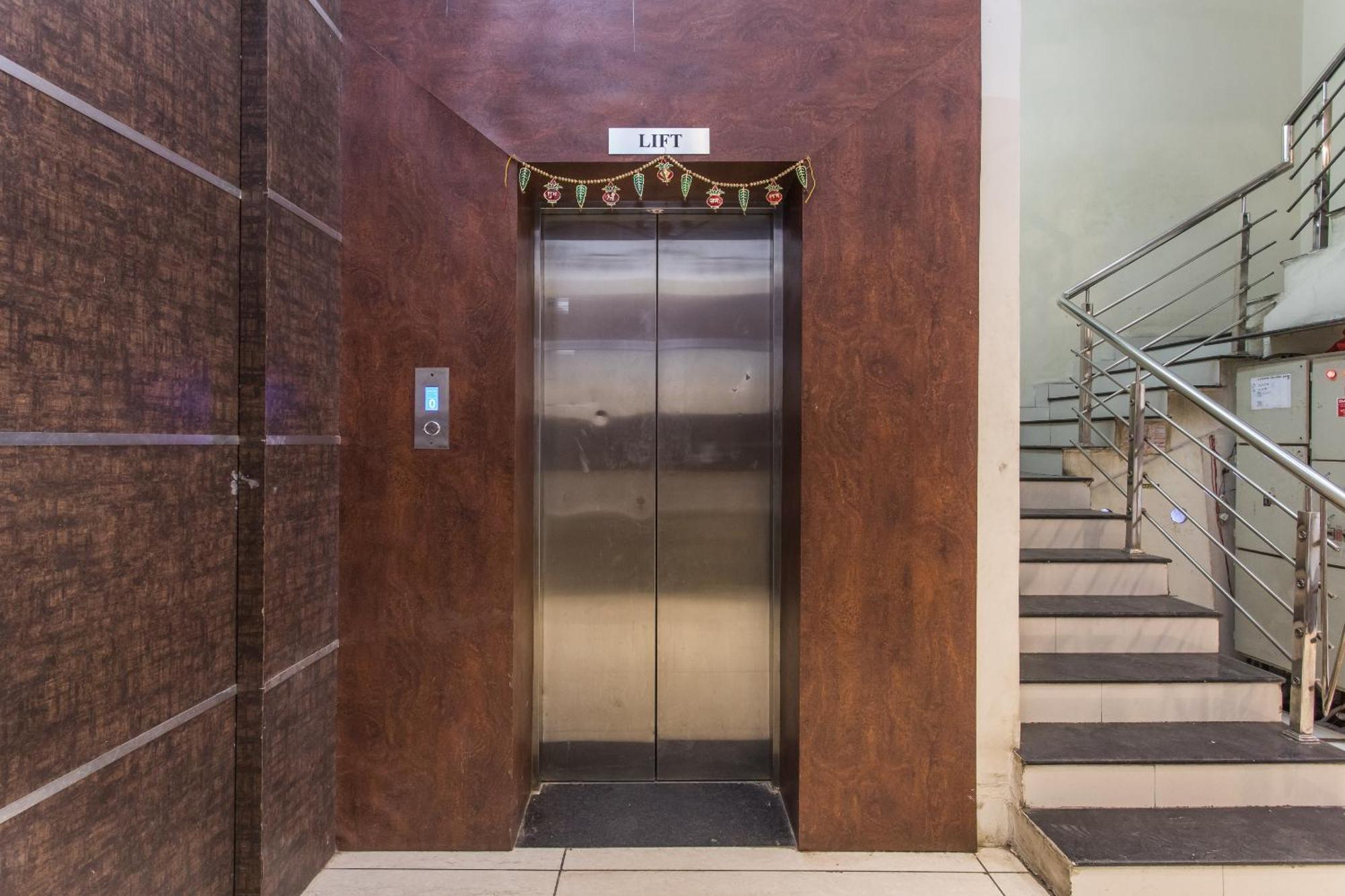โอโย 4042 โฮเต็ล เมหาร เรซิเดนซี Hotel อินดอร์ ภายนอก รูปภาพ